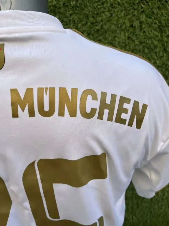 Maillot Muller Bayern munich - Au Fil Des Légendes adidas football jersey
