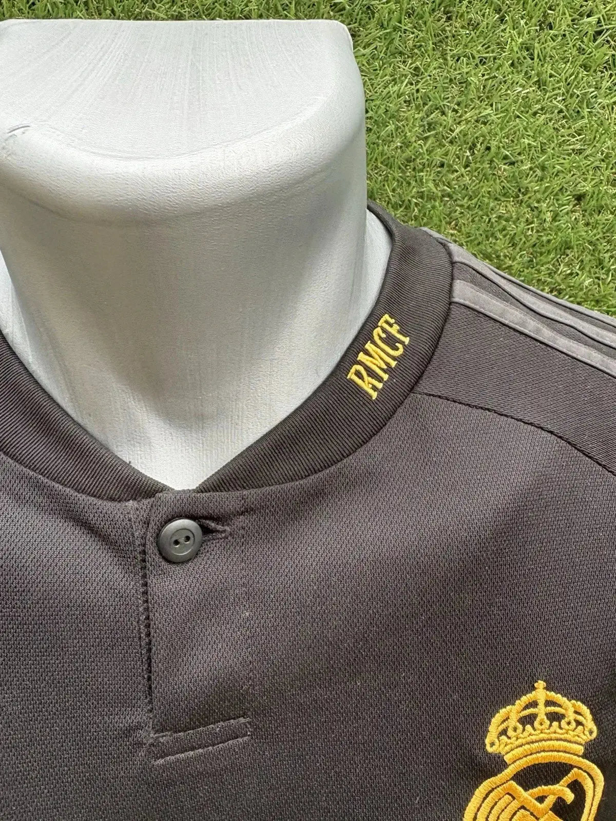 Maillot Vinicius Jr real Madrid Au Fil Des Légendes adidas football shirt